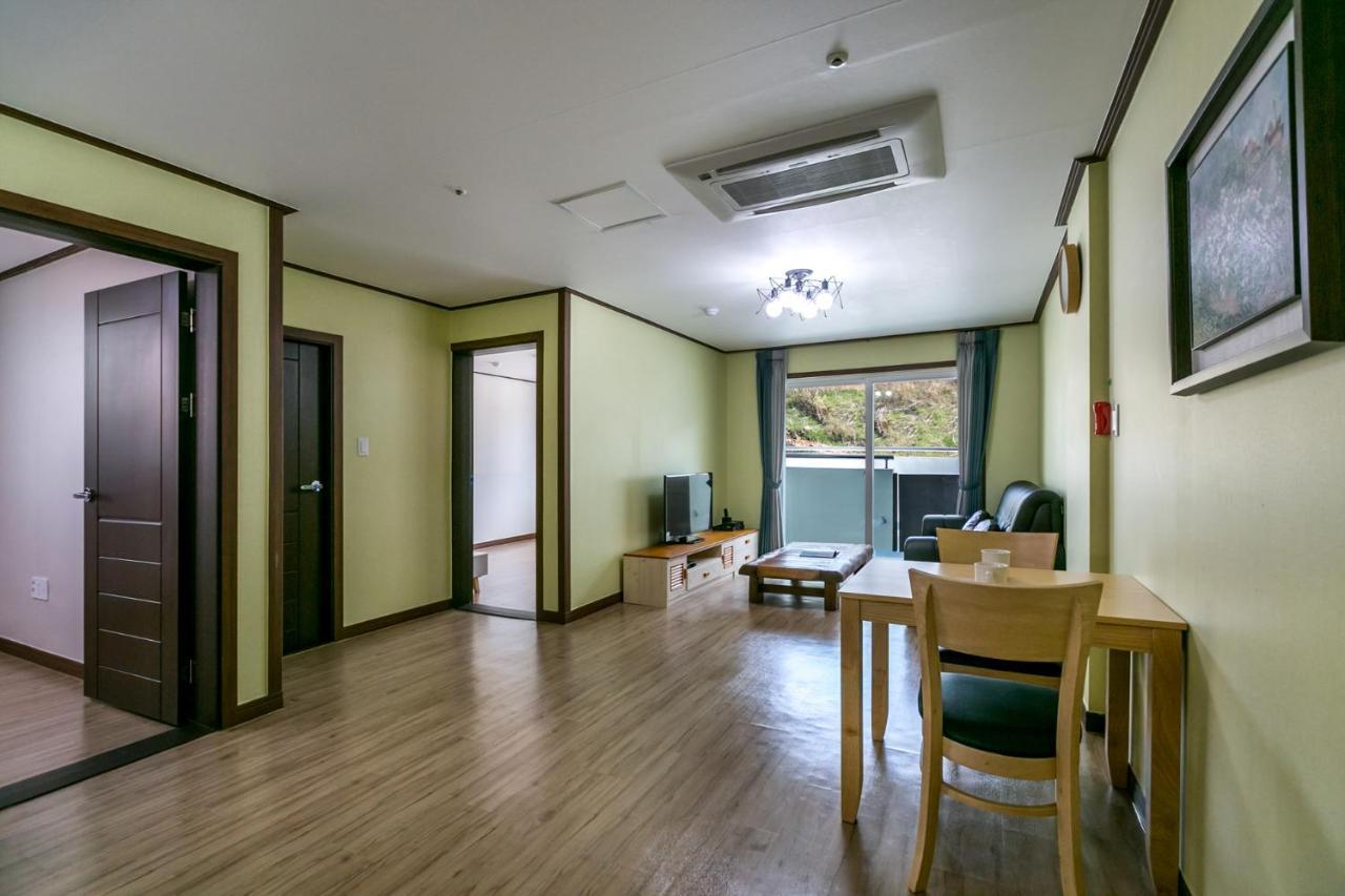 Tongyeong Beach Castle Hotel Exterior photo